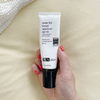 واقي شمسي ملون واسع الطيف بعامل حماية SPF45 ضد الأشعة فوق البنفسجية UVA/UVB