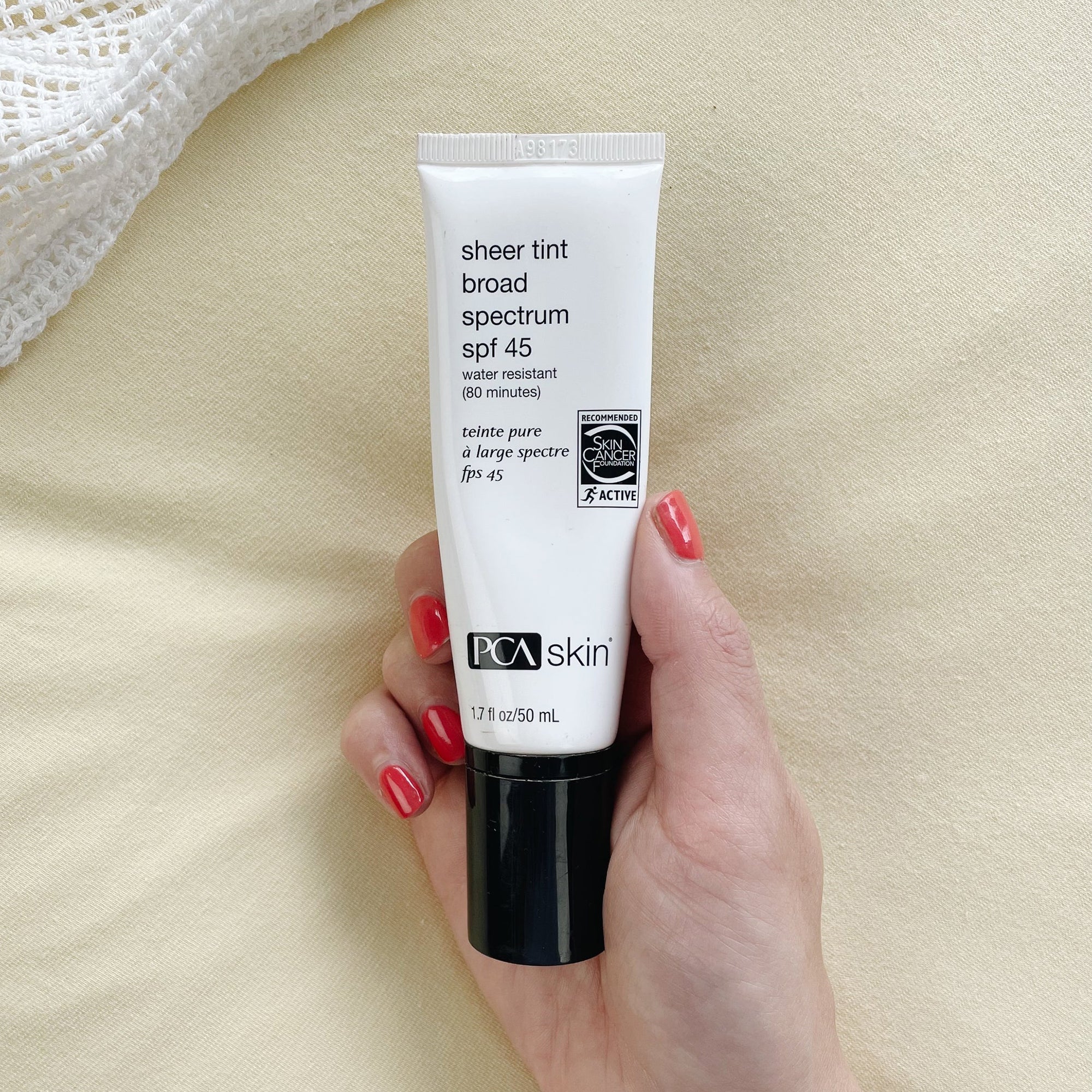 واقي شمسي ملون واسع الطيف بعامل حماية SPF45 ضد الأشعة فوق البنفسجية UVA/UVB