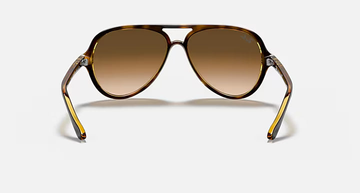 نظارة شمسية للرجال RAY-BAN CATS 5000 CLASSIC بتصميم الطيار، بلون هافانا الفاتح مع عدسات متدرجة باللون البني الفاتح M