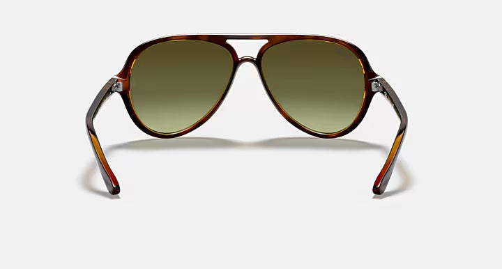 نظارة شمسية للرجال طراز RAY-BAN CATS 5000 CLASSIC بلون هافانا فاتح وعدسات متدرجة باللون الأخضر وعدسات على شكل طيار