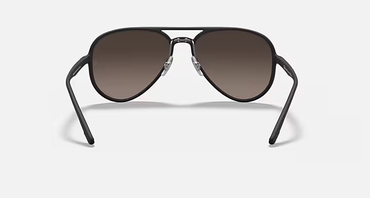 نظارة شمسية RAY-BAN RB4320CH CHROMANCE للرجال والنساء بتصميم طيار باللونين الأسود والفضي L